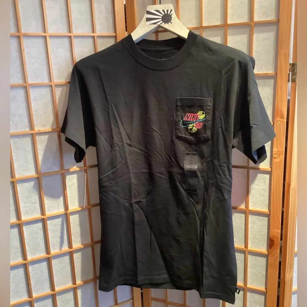 NWOT Nike SB Pro Paradise Pocket The Nike Tee T-Shirt CU0306-010 Men's Size XS